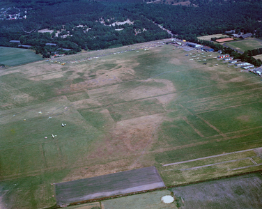 835145 Luchtfoto van het vliegveld Hilversum (Noodweg 47) te Hilversum (Noord-Holland).